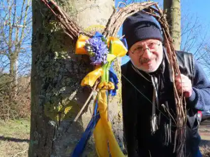 Aus Solidarit&auml;t mit den Menschen in der Ukraine haben Musikp&auml;dagoge Robert Willms und seine Frau und Kollegin Claudia Th&uuml;l von der Musischen Akademie Emden ein selbst gebundenes Weidenherz mit den ukrainischen Farben gegen&uuml;ber ihrem Haus aufgeh&auml;ngt.