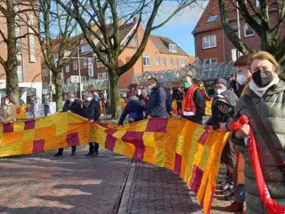 Rund 200 Teilnehmer bildeten eine  Menschenkette im Emder Stadtgarten. Bild: