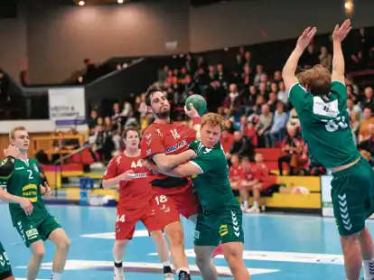 Vier Treffer erzielte WHV-Rechtsau&szlig;en Duje Maretic (am Ball) beim 32:28-Hinspielsieg der Wilhelmshavener gegen die Bundesliga-Reserve von GWD Minden.