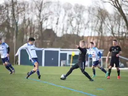 Duell der Nachbarn: Im Halbfinale trafen Suurhusen (wei&szlig;e Trikots) und Hinte aufeinander.