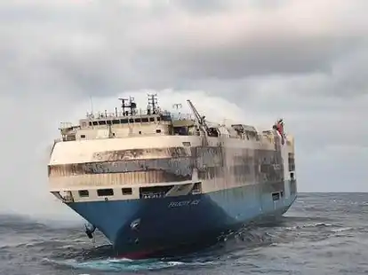 Der Autofrachter &bdquo;Felicity Ace&ldquo; brennt nach wie vor unweit der Azoren.