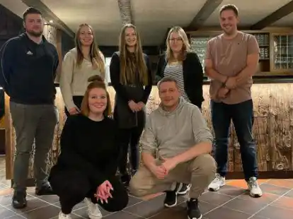 Die Landjugend Neuenkoop hat gew&auml;hlt: Melanie Spille und Patrick Guttmann (vorne) sind die neuen Vorsitzenden, den Festausschuss bilden (hinten von links) Maik Harms, Bianca Stolle, Nele Gosch, Jennifer T&ouml;njes (Kassenwartin) und Thilo Buckmann.