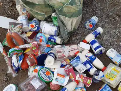 Keine Reste, sondern nicht verzehrte Lebensmittel liegen in der Natur verstreut.