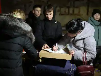 Polen, Olkusz: Ukrainische Fl&uuml;chtlinge kommen mit einem ukrainischen Personenzug auf dem Bahnhof in Olkusz, S&uuml;dpolen an. Russische Truppen marschierten am 24. Februar in die Ukraine ein.