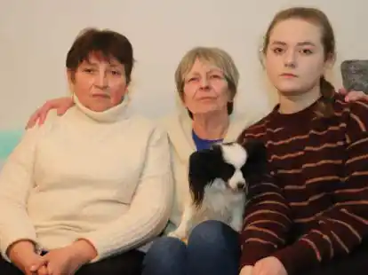 Aus dem Kriegsgebiet nach Elisabethfehn gefl&uuml;chtet: Bei Martina Beh (Mitte) haben die beiden Ukrainerinnen Liubov Sorokovske (links) und Enkelin  Uliana Heleta eine Zuflucht gefunden.