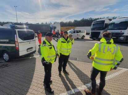 Freundlich werden die Helfer von polnischen Sicherheitskr&auml;ften begr&uuml;&szlig;t