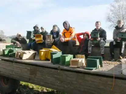 Nistk&auml;sten-Aktion der Janusz-Korczak-Schule Ahlhorn in Hespenbusch:  (von links) Landwirt Tyark Osterndorff, Lehrer Christian van Ohlen, die Sch&uuml;ler und rechts Schulleiter Adrian Hoppe.