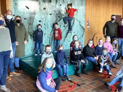 Mitglieder des F&ouml;rdervereins &uuml;berreichten der Altenoyther Gerbert-Grundschule neue Fahrzeuge und eine Matte.