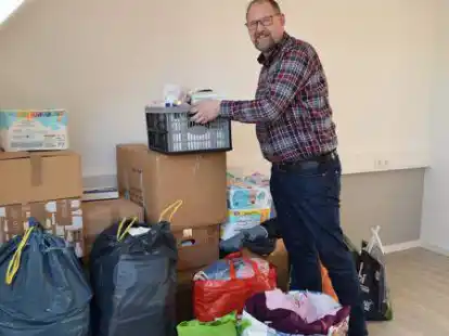 Unterst&uuml;tzung f&uuml;r die Ukraine und die Freunde in Polen: Die ersten Hilfsg&uuml;ter sind nach dem Aufruf von B&uuml;rgermeister Thomas Otto im Rathaus in Ramsloh angekommen.