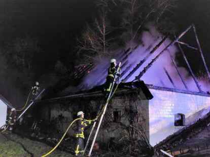 Zu den gr&ouml;&szlig;eren Eins&auml;tzen z&auml;hlte am Jahresende auch der Wohnhausbrand in Frieschenmoor. Das Haus konnte mittels des schnellen Einsatzes der Feuerwehren gerade noch gerettet werden.