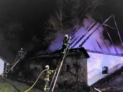 Zu den gr&ouml;&szlig;eren Eins&auml;tzen z&auml;hlte am Jahresende auch der Wohnhausbrand in Frieschenmoor. Das Haus konnte mittels des schnellen Einsatzes der Feuerwehren gerade noch gerettet werden.