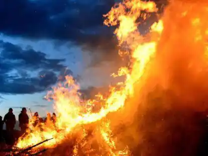 In diesem Jahr k&ouml;nnen die Menschen wieder bei den Osterfeuern zusammenkommen. Nach zweij&auml;hriger Corona-Pandemie ist die Zwangspause vorbei.