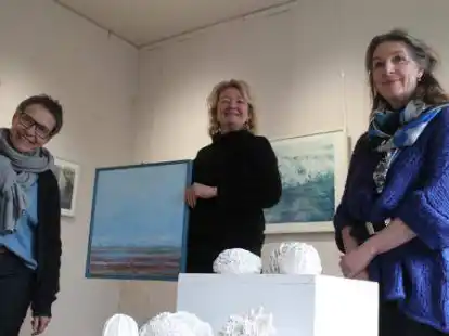 Zeigen ihre Werke in der Galerie.4 in D&ouml;tlingen: (von links) Anne Hollmann, Swanny Beukema und Petra Timmas