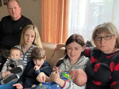 Endlich in Sicherheit: Lutz Schwarzschultz und seine Frau Tatjana (rechts) sind froh, dass Tadej, Veronika, Marco, Oksana und Darij (von links) wohlbehalten in Ellw&uuml;rden angekommen sind.
