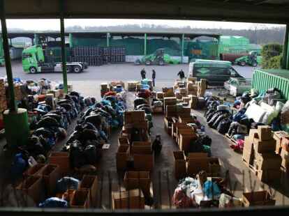 Ein Hof voll mit Spenden f&uuml;r die Opfer des Ukraine-Kriegs: Die gemeinsame Hilfsaktion von K-Nord und Glas Becker hat eine gro&szlig;e Welle von Solidarit&auml;t in der Gemeinde Ganderkesee ausgel&ouml;st.