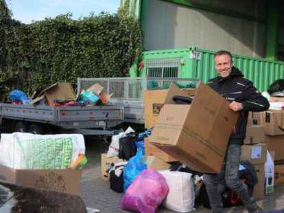 Sortiert die Spenden: Klaus Heinrich, Inhaber von Glas-Becker aus Delmenhorst.