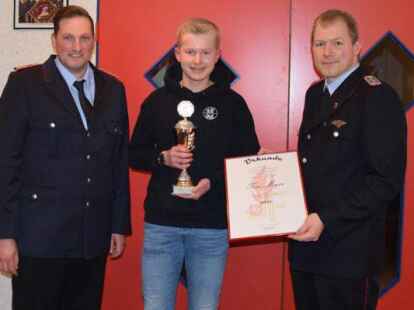 Auszeichnung zum Jugendfeuerwehrmann 2021 (von links): Jugendfeuerwehrwart Florian Fugel, Tom Meyer und Gemeindejugendfeuerwehrwart Jan Wasserthal. Foto: Thomas Giehl/Gemeindepressewart Feuerwehr Saterland