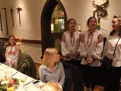 Im Jahr 2018 fing die Partnerschaft mit dem Gymnasium in Lwiw an. Hier ein Foto von der damaligen Abschlussfeier, an der auch Sch&uuml;ler der Graf-Anton-G&uuml;nther-Schule und des Lubliner Gymnasiums teilnahmen.