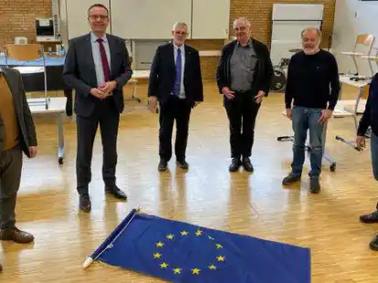 Machen gemeinsam die Hilfe f&uuml;r die ukrainischen Sch&uuml;ler und Begleiter m&ouml;glich: (von links) Landrat Christian Pundt, Bischof Thomas Adomeit, Schulleiter Wolfgang Schoedel, Gesch&auml;ftsf&uuml;hrer der Blockhaus Ahlhorn gGmbH, Niels Christian Heins, F&ouml;rdervereinsvorsitzender Reiner Micke und Kornkraft-Gesch&auml;ftsf&uuml;hrer Jochen Schritt.