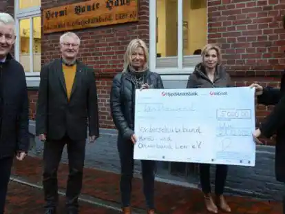 Scheck&uuml;bergabe beim Kinderschutzbund, von links: Landrat Matthias Groote, der 1. Vorsitzende des Kinderschutzbundes Richard Heeren, Mechthild Tammena vom Vorstand des Kinderschutzbundes, die Leiterin des Kinderschutzhauses Tanja Siemermann-Neuhaus sowie der Kreis-K&auml;mmerer Andre Willems.