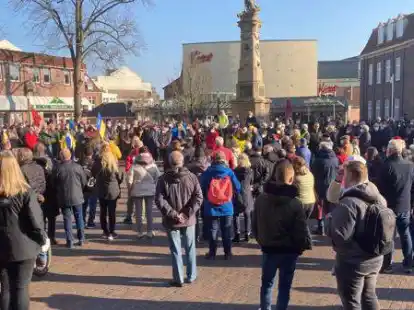 Bei einer Mahnwache in Leer zeigten viele Menschen Solidarit&auml;t mit der Ukraine.