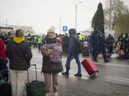 Nach Angaben des UN-Fl&uuml;chtlingshilfswerks sind seit dem Einmarsch Russlands in der vergangenen Woche mehr als 874 000 Menschen aus der Ukraine geflohen, und die Zahl steige exponentiell, so dass die Eine-Million-Marke m&ouml;glicherweise innerhalb weniger Stunden &uuml;berschritten wird, hie&szlig; es am Mittwoch Die Menschen wie die auf diesem Foto gelangen unter anderem &uuml;ber die Grenze zu Rum&auml;nien in Sicherheit.