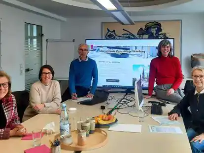 Trafen die Entscheidung (v.l.): Christiane Cordes (Leiterin des Amtes f&uuml;r Kultur, Museen und Sport), Dr. Anna Heinze (stellvertretende Direktorin, Landesmuseum f&uuml;r Kunst und Kulturgeschichte Oldenburg), Martin McWilliam, Keramikk&uuml;nstler und Vorstand Werkschule e.V., Dr. Nele van Wieringen (Leiterin des Keramikmuseums Westerwald) und Beate Anneken, Vorst&auml;ndin der Werkschule e.V.)