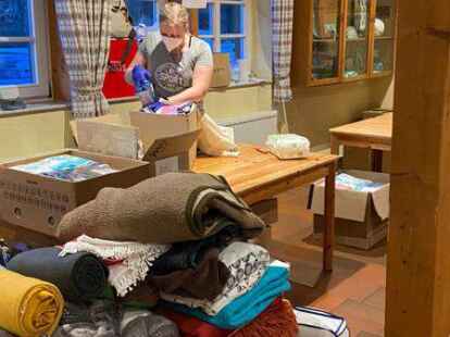 Hilfsg&uuml;ter f&uuml;r die gefl&uuml;chteten Menschen aus der Ukraine: Die Spendenbereitschaft der B&uuml;rger in Gro&szlig;enkneten war gro&szlig;. Mitglieder des TSV haben die Pakete entgegengenommen und sortiert.