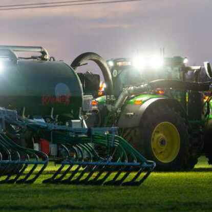 Ein Landwirt bringt mit seinem Gespann G&uuml;lle auf einem Feld aus &ndash; organischer D&uuml;nger allein reicht aktuell aber nicht f&uuml;r die ostfriesische Landwirtschaft aus.
