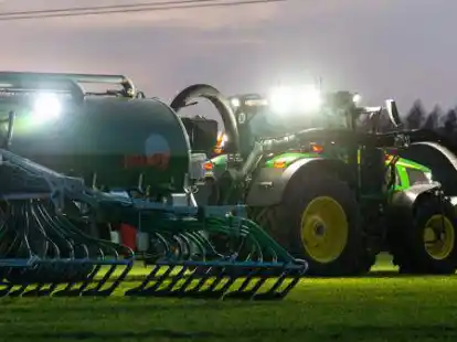 Ein Landwirt bringt mit seinem Gespann G&uuml;lle auf einem Feld aus &ndash; organischer D&uuml;nger allein reicht aktuell aber nicht f&uuml;r die ostfriesische Landwirtschaft aus.