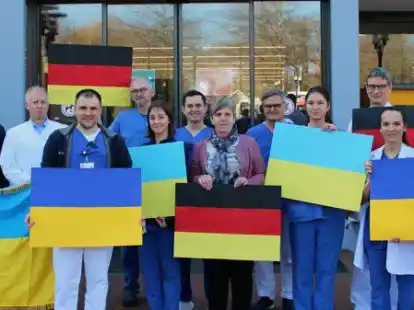 Zeichen der Solidarit&auml;t mit der Ukraine: Die ukrainischen Assistenz&auml;rzte um Oleg Melekh (links) und Maksym Bryzhak (3. von rechts), erhalten Unterst&uuml;tzung von  Dr. Michael Besselmann (Chefarzt Neurologie, 2. von links) Dr. Rames Kussebi (Chefarzt Kardiologie, 4. von links), der Betriebsratsvorsitzen Martina F&uuml;rup-Eckmeyer, Dr. Peter Troschel (Chefarzt Innere Medizin, 5. von rechts) sowie Dr. Peter Ritter (Medizinischer Gesch&auml;ftsf&uuml;hrer, 3. von rechts).