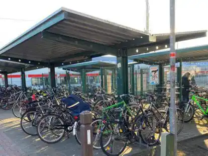 Wird von Radfahrern stark nachgefragt: die Fahrradst&auml;nde direkt am Bahnhof. Diese sollen nun um einen weiteren K&auml;fig und zw&ouml;lf gesicherte Fahrradboxen f&uuml;r besonders wertvolle R&auml;der erweitert werden.