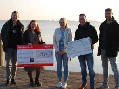 Benefizlauf f&uuml;r Lenny ums Zwischenahner Meer (von links): Organisator Dirk Delger, Gro&szlig;spenderin Franziska Dirs, Mutter Lidia Eggert, Organisator Bodo ter Haseborg und Trikotspender Stefan B&auml;rschneider.