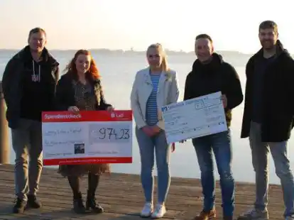 Benefizlauf f&uuml;r Lenny ums Zwischenahner Meer (von links): Organisator Dirk Delger, Gro&szlig;spenderin Franziska Dirs, Mutter Lidia Eggert, Organisator Bodo ter Haseborg und Trikotspender Stefan B&auml;rschneider.