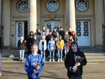 Ist Weltmeister in Mathe: Die Klasse 8f am Clemens-August-Gymnasium. Dar&uuml;ber freuten sich Andr&eacute; Braun (vorne, von links), Lina Vogel, Philipp Weisenburger (beide Klassensprecher) und Annette Ovelg&ouml;nne-Jansen.