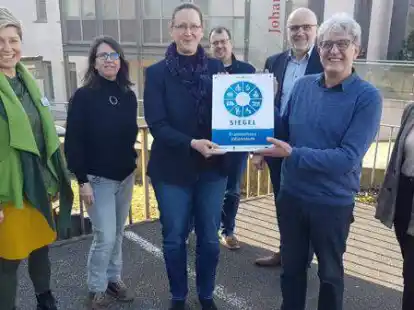 Freuen sich &uuml;ber das Siegel: (von links) Maria Zewuhn, Dr. Mireille Gerecitano-Schmidek, Dr. Dagmar Rocker, Rainer Freudenberg, Hubert Bartelt, Josef Schierholt und Anna Rohner