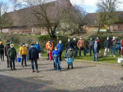 Einige Vereine, wie hier in D&ouml;tlingen, starteten 2021 trotz Corona eine M&uuml;llsammelaktion. Die Aktion &bdquo;Saubere Landschaft&ldquo; findet im Landkreis Oldenburg aber offiziell erst im Herbst 2022 wieder statt.