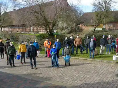Einige Vereine, wie hier in D&ouml;tlingen, starteten 2021 trotz Corona eine M&uuml;llsammelaktion. Die Aktion &bdquo;Saubere Landschaft&ldquo; findet im Landkreis Oldenburg aber offiziell erst im Herbst 2022 wieder statt.