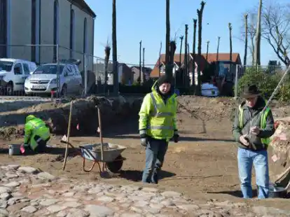 Dr. G&ouml;sta Ditmar-Trauth (rechts) und seine Mitarbeiter vom arch&auml;ologischen Fachb&uuml;ro 3D (Vechta) haben unter anderem einen alten Weg aus Feldsteinen ausgegraben. Dahinter befinden sich die zum Teil jahrhundertealte Grabstellen.