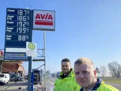 Andr&eacute; Caspers (47) und Daniel Arens (32), Monteure der Kannegie&szlig;er-Gruppe aus Ostrhauderfehn, haben die neue LED-Preisanzeige in Barghorn montiert.