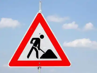Ein Schild weist auf die Baustelle hin.