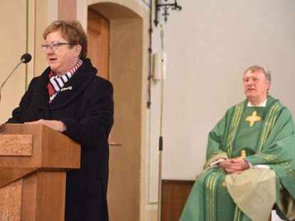 Leitet den Ortsausschuss: Annemarie Herbers. Im Hintergrund ist Pfarrer Karl Jasbinschek zu sehen. Er ist Pfarrverwalter in St. Marien Brake.