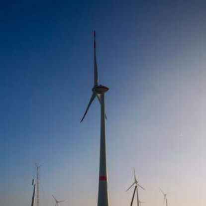 Tausende Windkraftanlagen k&ouml;nnen derzeit nicht ferngewartet werden. Sie laufen dennoch autark und liefern Energie.