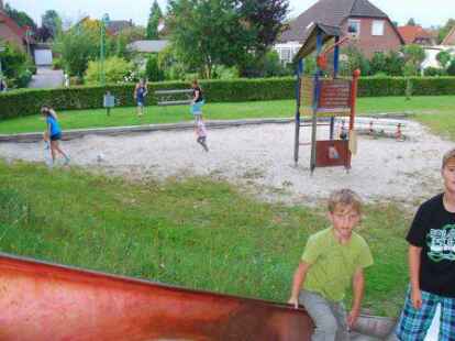 Seit mehreren Jahren ist die Sanierung des Spielplatzes an der Konrad-Adenauer-Stra&szlig;e Thema in Schortens (Aufnahme aus 2017). Mehrfach wurde das Projekt zugunsten anderer Spielplatzsanierungen verschoben, Nun gibt es &Uuml;berlegungen den Platz als Bauplatz zu ver&auml;u&szlig;ern.