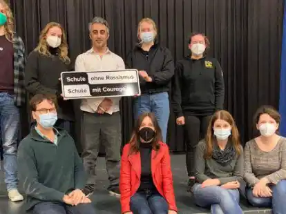 Zusammen gegen Rassismus: Sch&uuml;lerinnen und Sch&uuml;ler sowie Lehrkr&auml;fte der IGS Fl&ouml;tenteich mit dem Schauspieler Orhan M&uuml;stak (stehend in der Mitte)