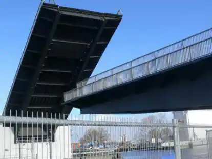 Ob die Jachmannbr&uuml;cke bis April wieder einsatzbereit ist, kann niemand garantieren. Cristina von Pozniak-Bierschenk, Bauamtsleiterin Staatliches Baumanagement Region Nord-West, Alexander Gr&ouml;&szlig; (rechts), kommissarischer Regionalstellenleiter des SB RNW WHV, und Christian Gudz, Fachbereichsleiter Betriebstechnik SB RNW in WHV, informierten jetzt &uuml;ber den derzeitigen Stand der Arbeiten.