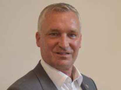 B&uuml;rgermeister Michael Kramer &uuml;berreicht Ina Hinrichs die Bestellungsurkunde zur neuen Standesbeamtin.