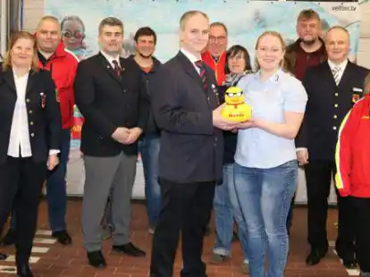 Wiedergew&auml;hlte und neue Mitglieder im Wildeshauser DLRG-Vorstand (von links): Bj&ouml;rn Barkemeyer, Stephanie Barkemeyer, Cord Wachtendorf, Marco Hake, Lars Barkemeyer, Carsten Petermann, J&ouml;rg Eichler, Aike Elling, Luisa Spille, Martin Thale, Henning H&ouml;ffner, Mar&eacute;n Bettmann und Frank Gebken