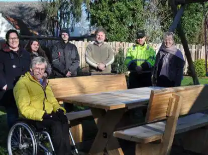 Kerstin Held (links) freut sich &uuml;ber die von den Jugendwerkst&auml;tten gefertigten Eichenm&ouml;bel.