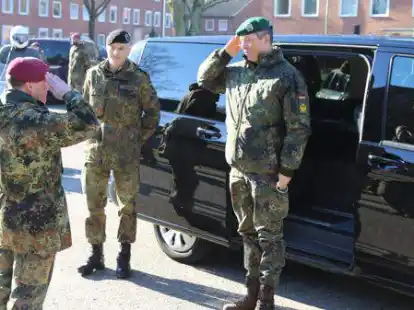 Oberst Volker Bauersachs (links), stellvertretender Divisionskommandeur, begr&uuml;&szlig;t f&uuml;r den Stab den frisch bef&ouml;rderten Kommandeur Generalmajor Heico H&uuml;bner.